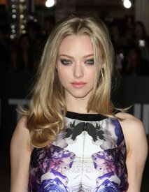 amanda_seyfried_in_time_premiere_057.jpg