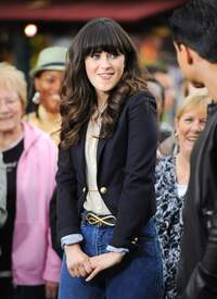 Zooey Deschanel 2011_10_04_shootingExtraAtTheGrov2884.jpg