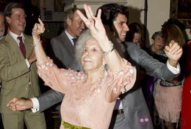 8950_la-duquesa-de-alba-baila-junto-a-cayetano-rivera-en-su-boda-en-sevilla.jpg