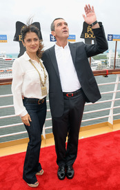Salma Hayek Puss In Boots Premiere in Fort Lauderdale 16.10.2011_34.jpg