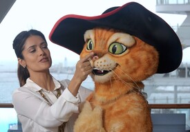 Salma Hayek Puss In Boots Premiere in Fort Lauderdale 16.10.2011_38.jpg