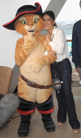 Salma Hayek Puss In Boots Premiere in Fort Lauderdale 16.10.2011_43.jpg