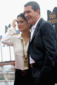 Salma Hayek Puss In Boots Premiere in Fort Lauderdale 16.10.2011_45.jpg