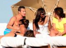 th_Naomi_Campbell_and_her_billionaire_boyfriend_Vladimir_Doronin_relaxing_on_the_beach_CU_ISA_09.jpg