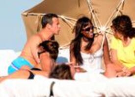 th_Naomi_Campbell_and_her_billionaire_boyfriend_Vladimir_Doronin_relaxing_on_the_beach_CU_ISA_10.jpg