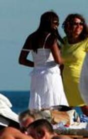 th_Naomi_Campbell_and_her_billionaire_boyfriend_Vladimir_Doronin_relaxing_on_the_beach_CU_ISA_11.jpg