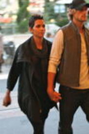 th_celebrity-paradise.com-The_Elder-Halle_Berry_2009_-11-07_-_going_to_the_movies_in_Hollywood_4116.jpg