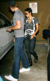 th_celebrity-paradise.com-The_Elder-Halle_Berry_2009-11-13_-__leave_a_spa_in_West_Hollywood_232.jpg