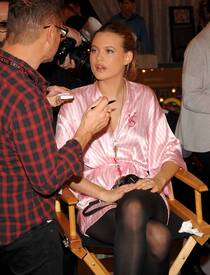 VS_Angels_Hair_9_makeup_preparations_for_the_2009_VS_Fashion_Show_NYC_191109_057.jpg