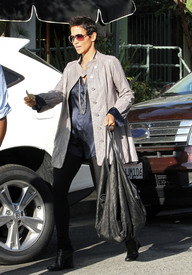Halle_Berry_leaves_Piccolinos_03.jpg