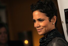 Celebutopia-Halle_Berry_hosts_An_Evening_of_Awareness-07.jpg