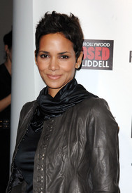celebrity-paradise.com_Halle_Berry_evening_011.jpg