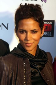 celebrity-paradise.com_Halle_Berry_evening_034.jpg