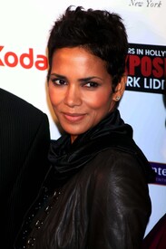 celebrity-paradise.com_Halle_Berry_evening_038.jpg