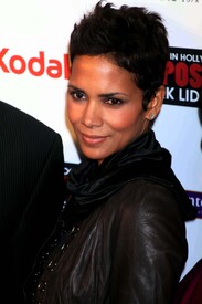 celebrity-paradise.com_Halle_Berry_evening_041.jpg