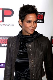 celebrity-paradise.com_Halle_Berry_evening_043.jpg