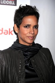 celebrity-paradise.com_Halle_Berry_evening_058.jpg