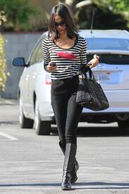 ZoeSaldanaheadingtoaStudioinHollywood9.11.2010_28.jpg