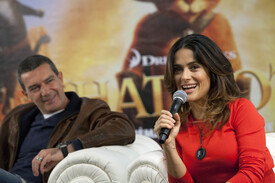 Salma Hayek promoting the film Puss in Boots in Paris 20.11.2011_02.jpg