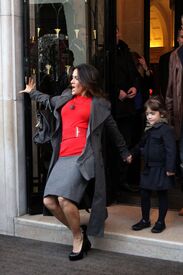 Salma Hayek leaving the Four Seasons George V Hotel in Paris 20.11.2011_02.jpg