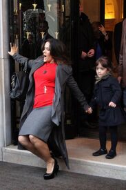 Salma Hayek leaving the Four Seasons George V Hotel in Paris 20.11.2011_03.jpg