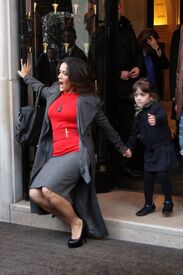 Salma Hayek leaving the Four Seasons George V Hotel in Paris 20.11.2011_04.jpg