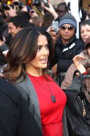 Salma Hayek heading to FNAC to greet fans 20.11.2011_01.jpg