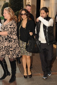 Salma Hayek leaving the Four Seasons George V Hotel in Paris 21.11.2011_02.jpg