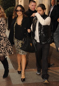 Salma Hayek leaving the Four Seasons George V Hotel in Paris 21.11.2011_03.jpg