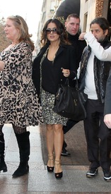 Salma Hayek leaving the Four Seasons George V Hotel in Paris 21.11.2011_04.jpg