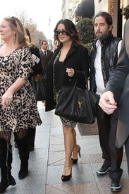 Salma Hayek leaving the Four Seasons George V Hotel in Paris 21.11.2011_07.jpg