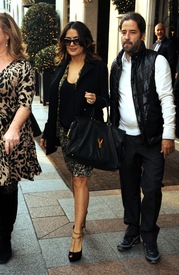 Salma Hayek leaving the Four Seasons George V Hotel in Paris 21.11.2011_08.jpg
