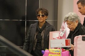 Halle Berry shopping at KaDeWe department store in Berlin 29.10.2011_01.jpg
