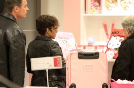 Halle Berry shopping at KaDeWe department store in Berlin 29.10.2011_02.jpg