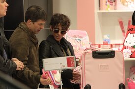 Halle Berry shopping at KaDeWe department store in Berlin 29.10.2011_04.jpg