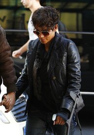 Halle Berry leaving Blockhouse steak restaurant in Berlin 30.10.2011_02.jpg