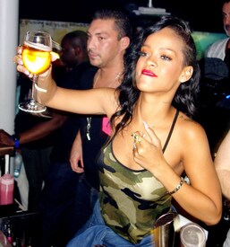 rihannaparty_byhannah_121016008.jpg