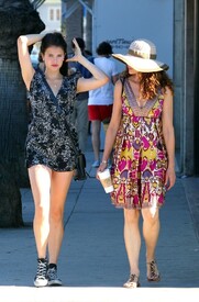 AndieMacDowell11042012OutwithSarahinVenice9.jpg