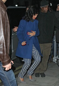 Rihanna returning to her Hotel in London 19.11.2012_01.jpg