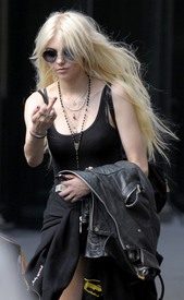 taylor-momsen-middle-finger-94.jpg
