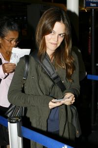 Rachel_Bilson_waits_in_line_at_the_airport_celebutopia_2_.net__3_.jpg