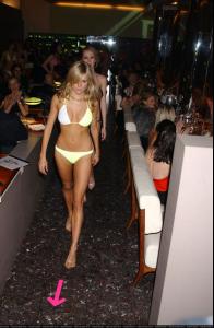Sienna_Miller_bikini_candids_on_the_catwalk0002.jpg