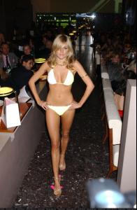 Sienna_Miller_bikini_candids_on_the_catwalk0001.jpg