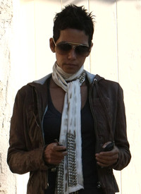 Halee Berry out and about in L.A.3.12.2009_09.jpg