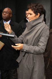 celebrity_paradise.com_TheElder_HalleBerry2010_12_06_AtGoodMorningAmericainNewYork1.jpg