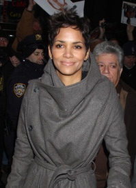 celebrity_paradise.com_TheElder_HalleBerry2010_12_06_AtGoodMorningAmericainNewYork9.jpg