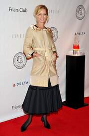Uma Thurman poses on the red carpet before The New York Friars Club4.jpg