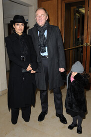 SalmaHayekleavingherhotelinParis7.12.2010_03.jpg