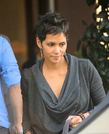 Halle Berry out for lunch in West Hollywood 29.12.2011_01.jpg
