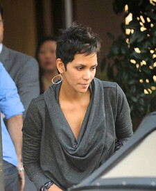 Halle Berry out for lunch in West Hollywood 29.12.2011_02.jpg